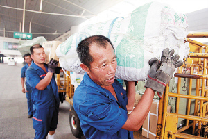 高溫下，追著火車跑的搬運工 每天裝卸600行包，用汗水保運輸暢通